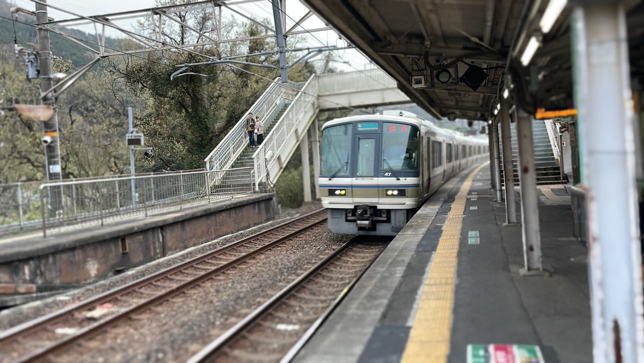 河内堅上駅を通過する221系、大和路快速。