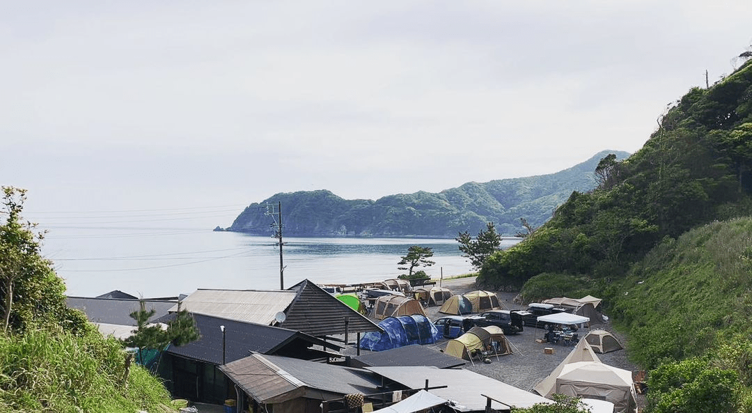 夏は海水浴、春・秋はキャンプを楽しめる